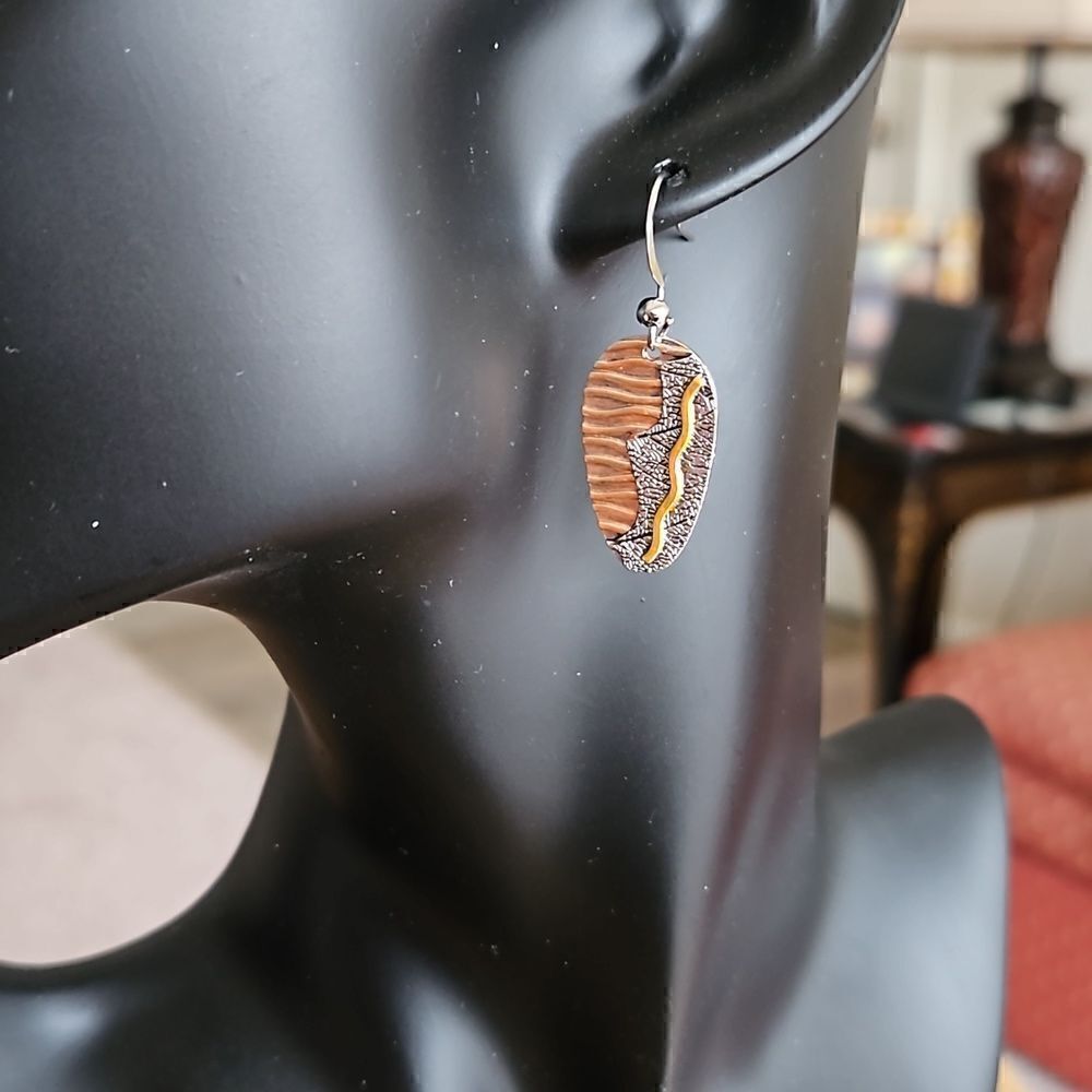 NWOT Retro oval metal plating bicolor gold and copper dangle earrings. - Picture 2 of 4